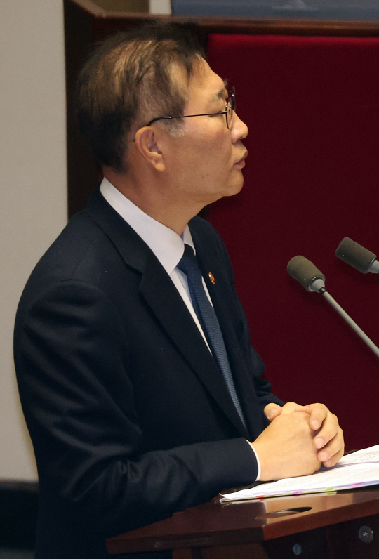 박성재 법무부 장관이 11일 오후 국회 본회의에서 진행된 '윤석열 대통령 위헌적 비상계엄 선포 내란행위 관련 긴급현안질문'에서 국회의원의 질의에 답하고 있다. 연합뉴스